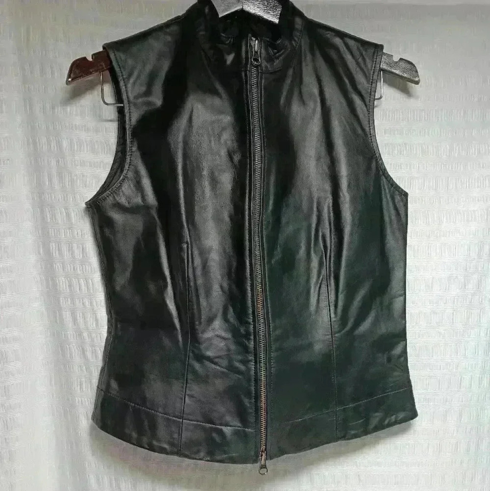 💯 Leather Full  zip ladies fitted vest. Size s